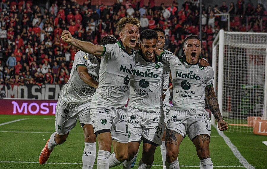Sarmiento ganó en Rosario y sueña, más que nunca, con permanecer en Primera