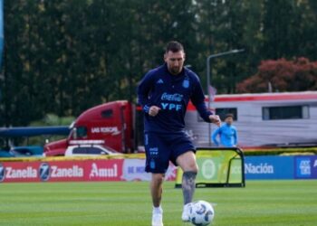 Sin definir el equipo titular, la Selección tuvo su primer entrenamiento pensando en Uruguay y Brasil