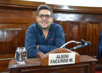 Se entregaron el concejal Albini y su padre