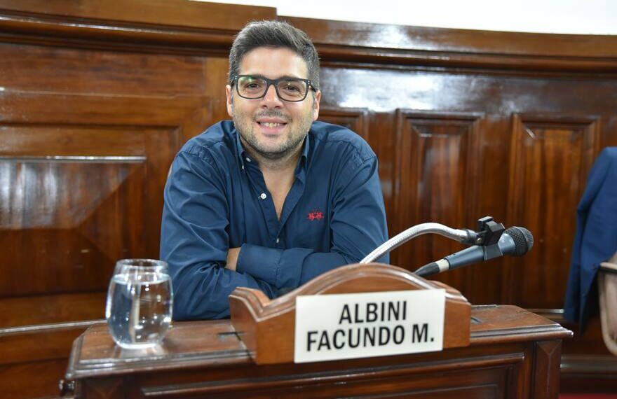 Se entregaron el concejal Albini y su padre