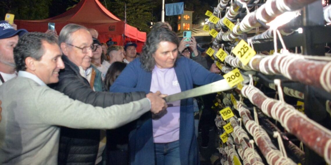 Nuevo récord: Tandil presentó el salame más largo del mundo