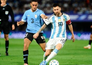 Argentina va por la recuperación frente a un Brasil con urgencias