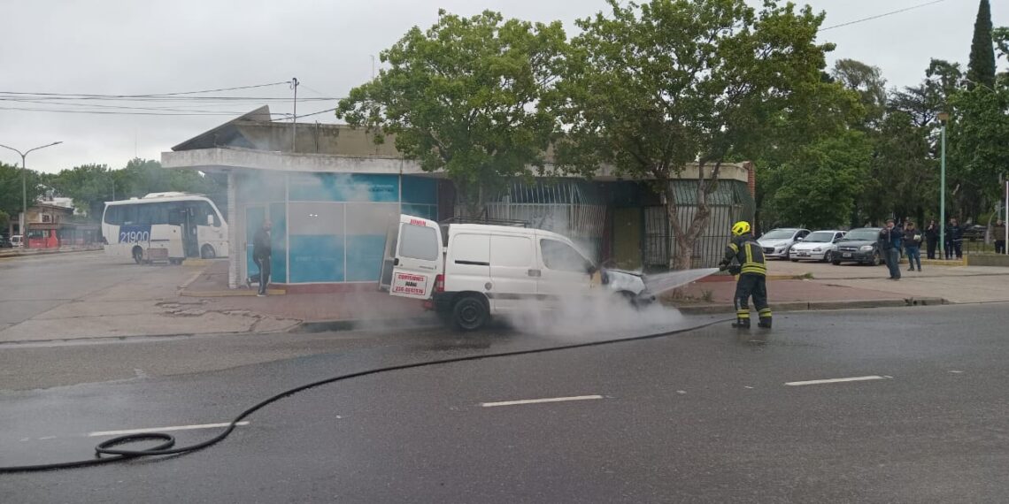 Incendio de una camioneta en inmediaciones de la Terminal de Ómnibus