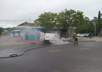 Incendio de una camioneta en inmediaciones de la Terminal de Ómnibus