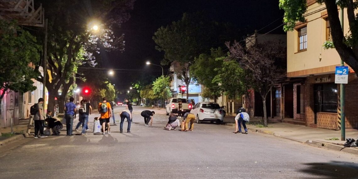 Tras los festejos, libertarios limpiaron las calles