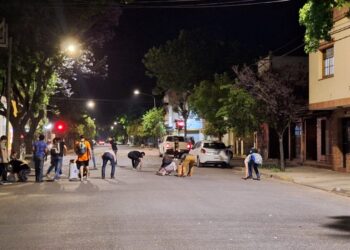 Tras los festejos, libertarios limpiaron las calles