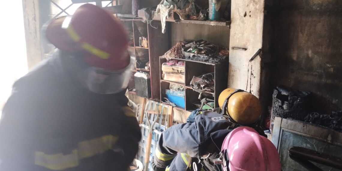Los bomberos lograron extinguir un incendio en una casa
