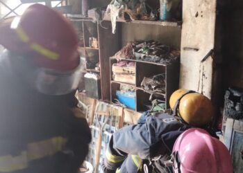 Los bomberos lograron extinguir un incendio en una casa