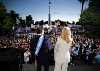 Kicillof tuvo su plaza colmada y el guiño de CFK en el palco familiar