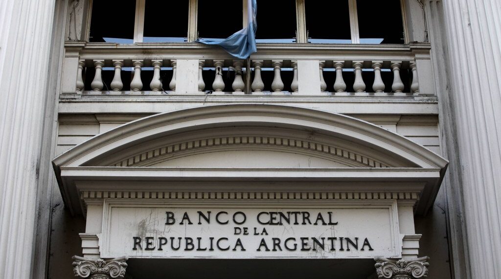 El Banco Central bajó fuerte la tasa de interés pero mantiene los plazos fijo UVA