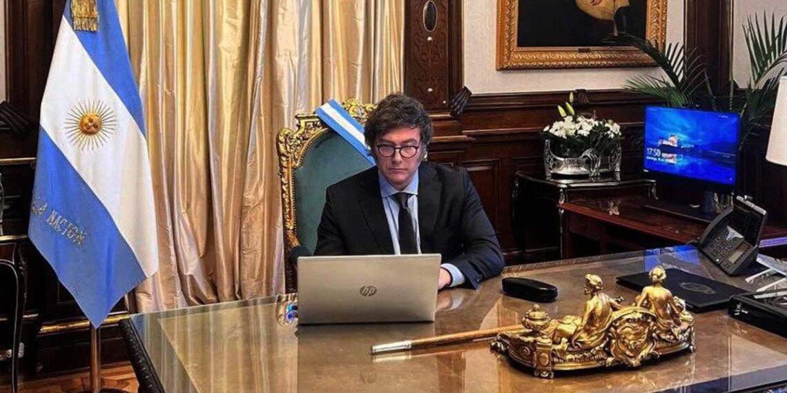Las críticas de los constitucionalistas al DNU de Milei