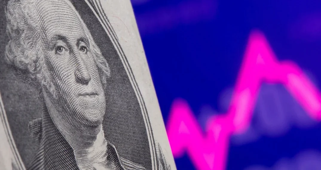 El dólar oficial se mantuvo en $400,50 pero en bancos privados llegó a los $500