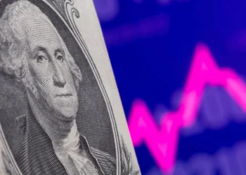 El dólar oficial se mantuvo en $400,50 pero en bancos privados llegó a los $500