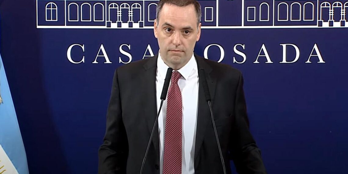 Adorni anunció la revisión de contratos y la «suspensión de la pauta en los medios por un año»