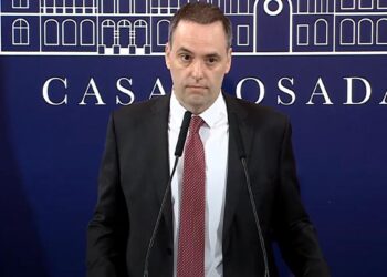 Adorni anunció la revisión de contratos y la «suspensión de la pauta en los medios por un año»