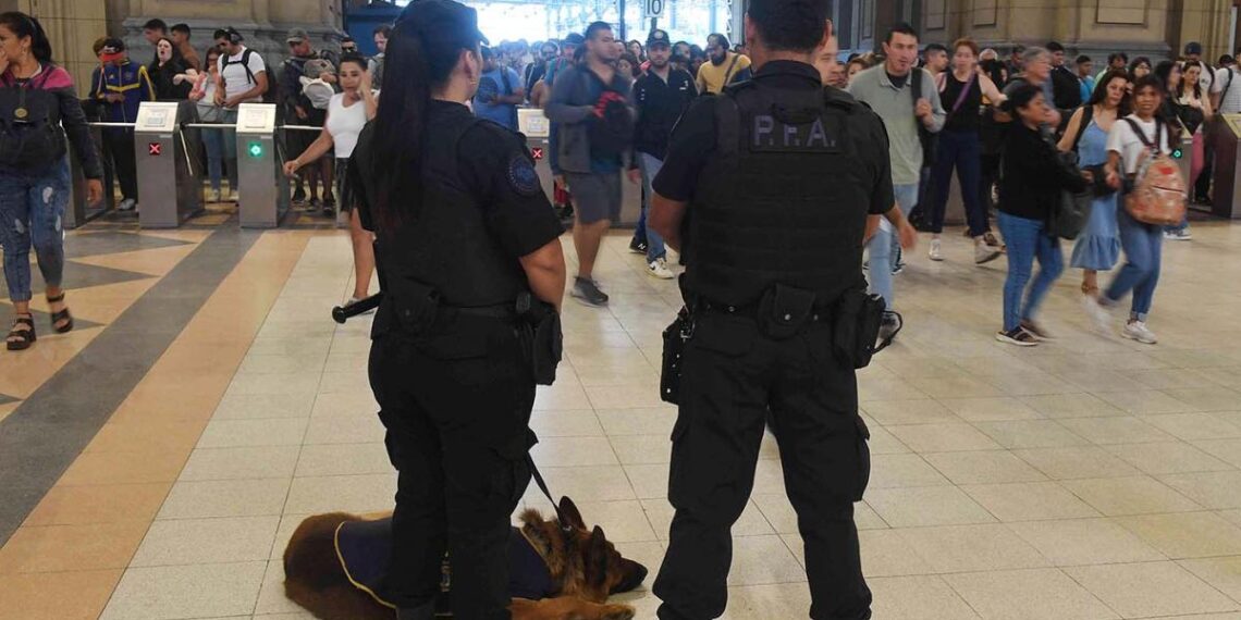 Manifestantes comienzan a llegar a Tribunales en medio de gran operativo de seguridad