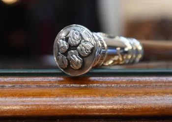 El bastón presidencial de Milei lleva tallados a sus cinco perros