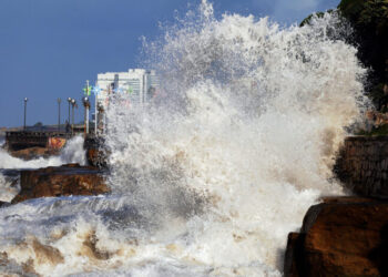 Lanzan alertas por fuertes crecidas en la Costa Atlántica y en el Río de la Plata