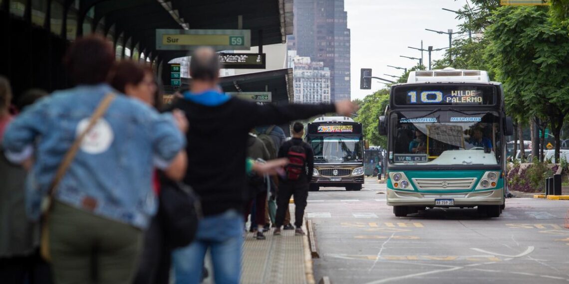 Redujeron servicios de colectivos y prevén que el boleto ronde los 400 pesos