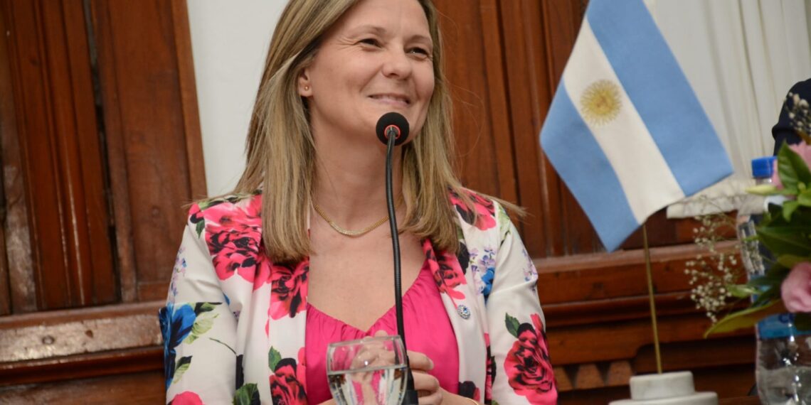 Gentile asumió y dejó un mensaje de unidad para 9 de Julio