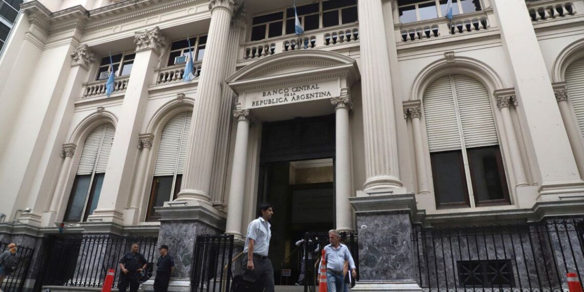 Antes de que asuma Milei, el Banco Central devaluó un 6 por ciento