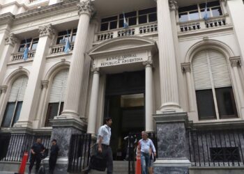 Antes de que asuma Milei, el Banco Central devaluó un 6 por ciento