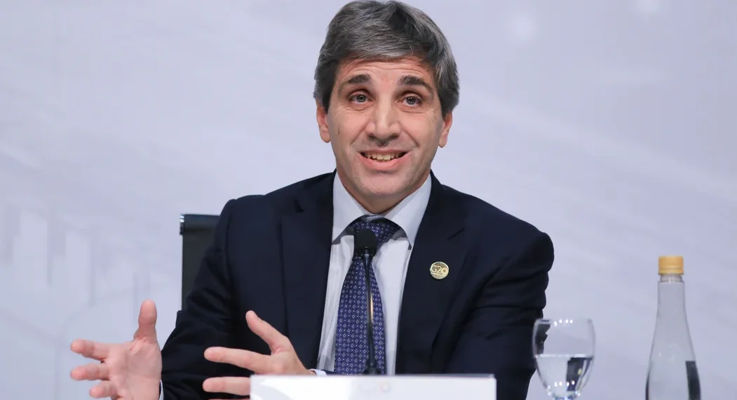 Fuerte devaluación y ajuste: dólar oficial a 800 pesos y dan de baja todos los contratos de estatales inferiores a un año