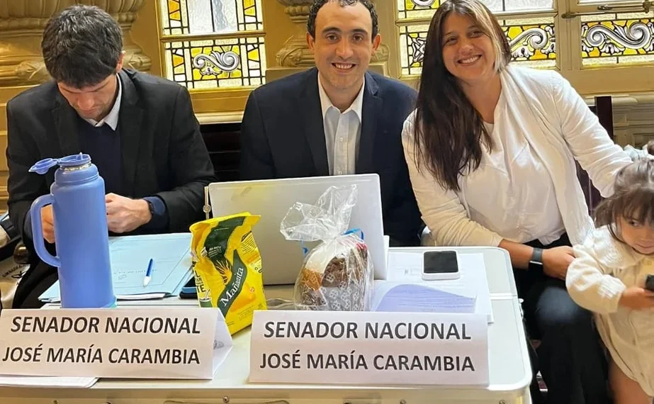 «Piquete» en el Senado: un legislador se quedó sin despacho y se instaló en el pasillo del Congreso