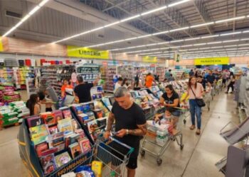 Largas colas en súper e hipermercados para tratar de abastecerse antes del lunes