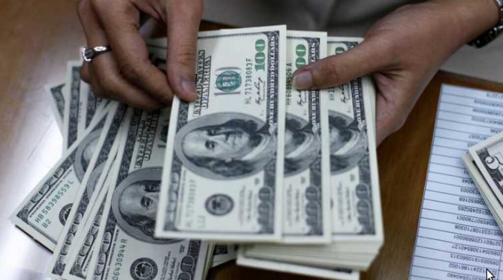 El dólar ya alcanzó los 900 pesos en bancos privados