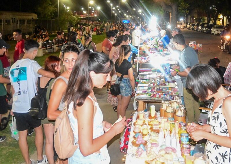 Cientos de vecinos participaron de la gran feria navideña