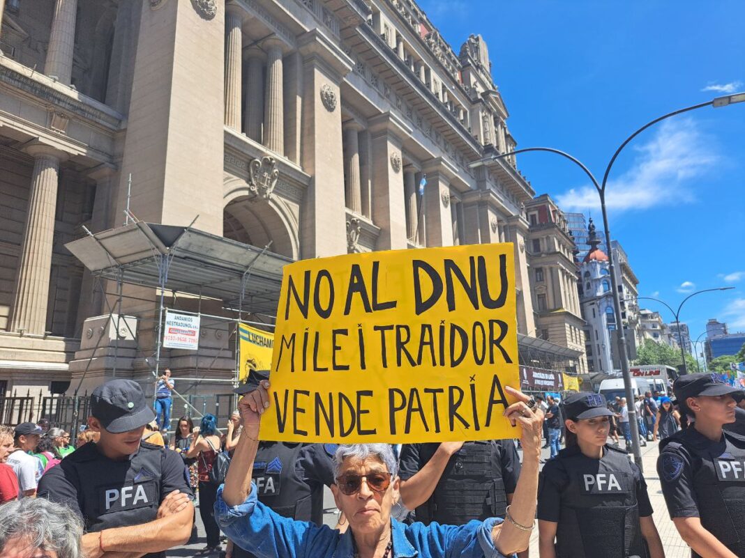 Sindicatos y movimientos sociales, contra el decreto de Milei