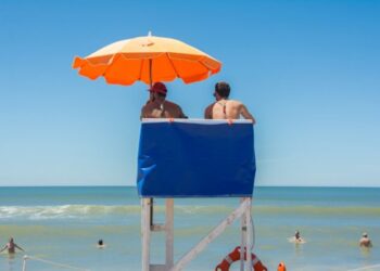En el inicio de la temporada, guardavidas de Mar del Plata y Necochea amenazan con medidas de fuerza