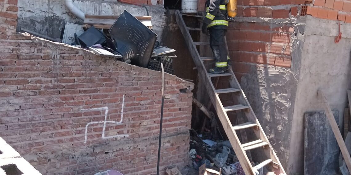 Incendio de una vivienda en Intendente de la Sota y Colombia