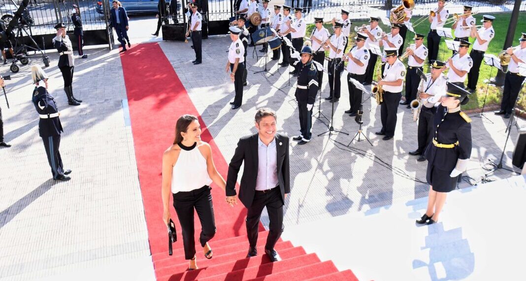 Asunción de Kicillof: dos discursos, ausencia de Cristina y diferenciación de Milei