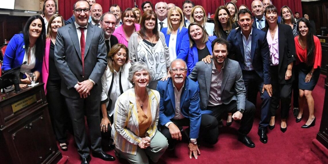 Entrega de medallas a senadoras y senadores bonaerenses que completaron su mandato