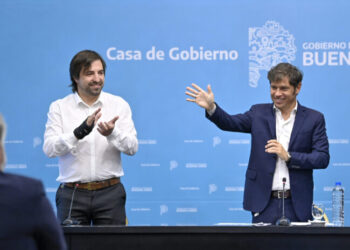 Kicillof se diferencia de Milei: busca crear dos empresas en el sector salud