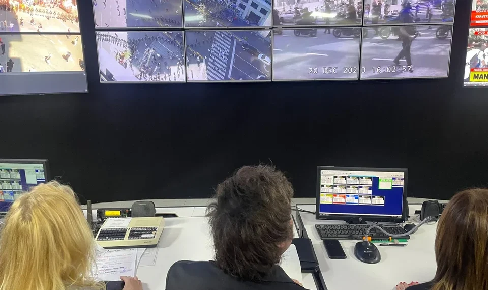 Milei monitoreó la marcha piquetera desde el Departamento de Policía