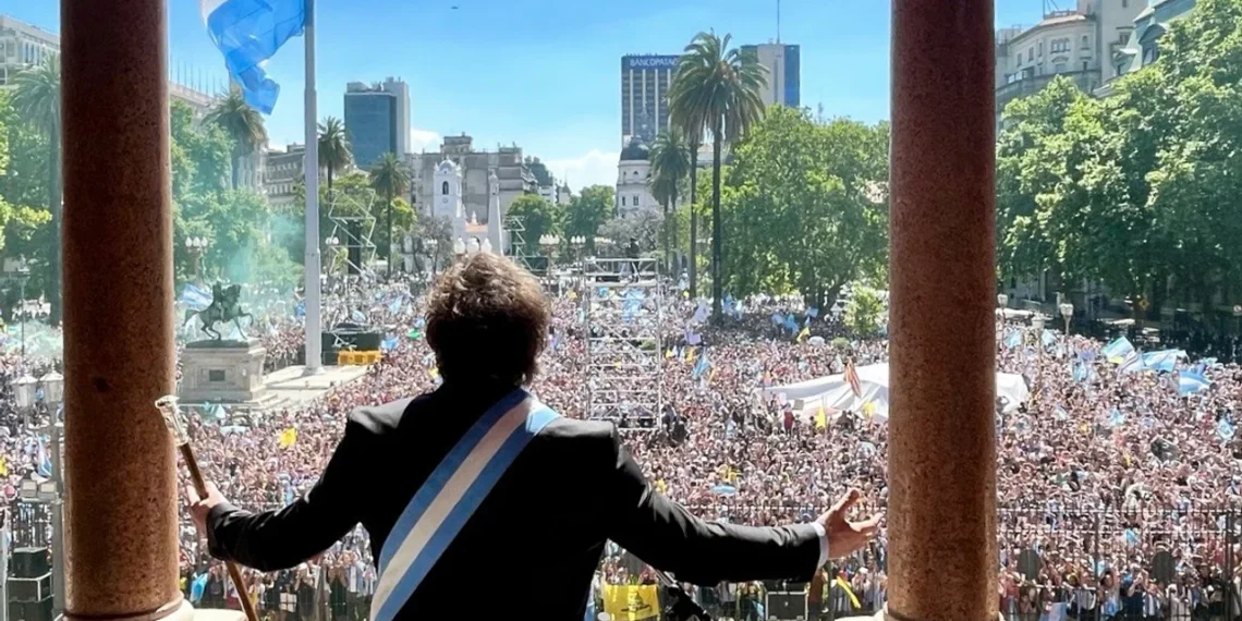 Milei saludó desde el balcón de la Rosada: «Es el fin de la noche populista»