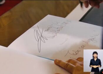 “Viva La Libertad, carajo”, firmó Milei en el libro de honor del Congreso