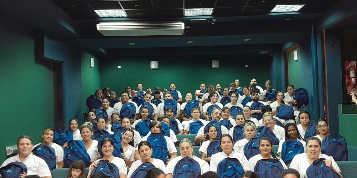 Se realizó la entrega de mochilas técnicas a estudiantes de Enfermería en Junín