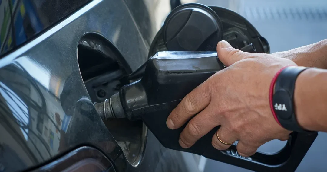 Los combustibles suben otro 37% tras la devaluación anunciada por el ministro Caputo