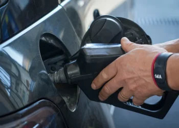 Los combustibles suben otro 37% tras la devaluación anunciada por el ministro Caputo
