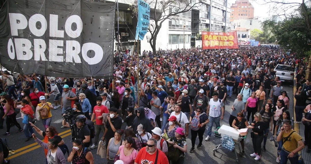 Las organizaciones sociales marcharon sin cortar la 9 de Julio