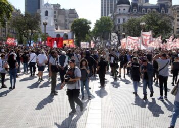 Comienza una semana de protestas mientras el gobierno activaría los despidos de estatales