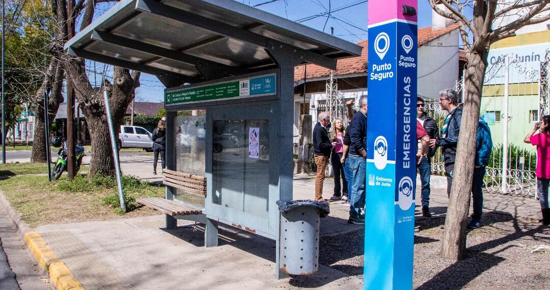 Realizan tareas de mantenimiento en las paradas de colectivos