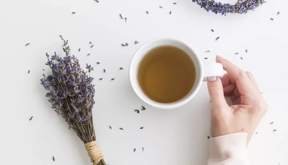 Té de lavanda: ¿cuáles son sus propiedades y por qué ayuda a bajar la ansiedad?