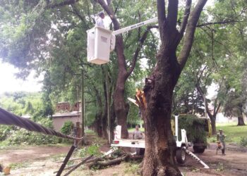 Trabajos de Defensa Civil tras la tormenta en Saforcada