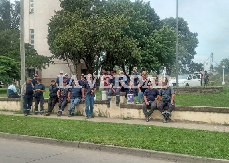 Continúa el paro de trabajadores de Obras Sanitarias
