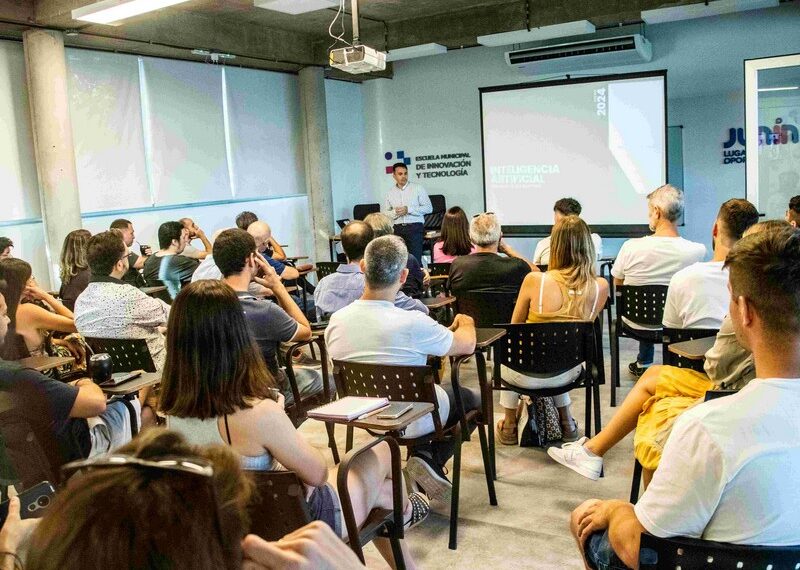 Se realizó una charla sobre inteligencia artificial aplicada al mundo laboral